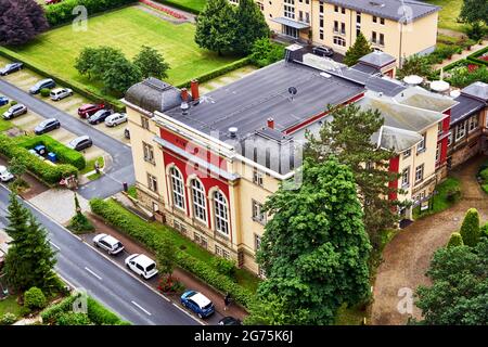 Luftaufnahme des historischen Hotels in Bad Schandau in Sachsen, Deutschland, mit Flachdach und Parkplatz neben dem Hotel Stockfoto