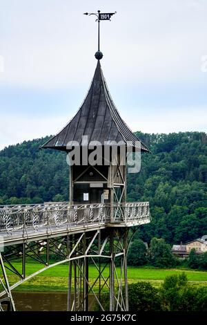 Spitzes Dach eines Aufzugs von Bad Schandau in das Elbsandsteingebirge der Sächsischen Schweiz, erbaut 1904 als Zugang zu den Wanderwegen in der Sächsischen Schweiz Stockfoto