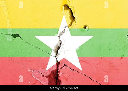 Die Nationalflagge von Myanmar auf einer verwitterten gebrochenen Mauer gemalt - politisches Konfliktkonzept Stockfoto