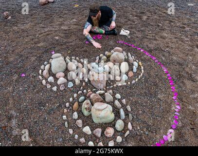 Dunbar, East Lothian, Schottland, Großbritannien, 11. Juli 2021. European Stone Stacking Championship: Am zweiten und letzten Tag treten die Landkünstler in einer künstlerischen Herausforderung an, in der sie 4 Stunden Zeit haben, um eine Felsskulptur zu erschaffen Stockfoto