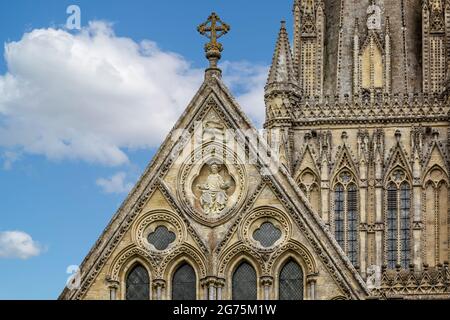 Nahaufnahme der Statue von Jesus Christus, die am 11. Juli 2021 über dem Eingang der Kathedrale von Salisbury in Salisbury, Wiltshire, Großbritannien, geschnitzt wurde Stockfoto