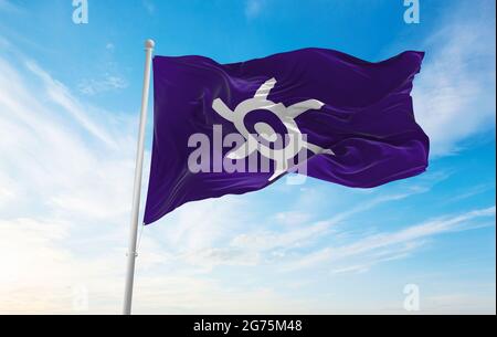 Die offizielle Flagge der Präfektur Tokyo Metropolis winkt im Wind auf Fahnenmasten gegen den Himmel mit Wolken am sonnigen Tag. Japan Patriotisches Konzept. 3d-Grafik Stockfoto