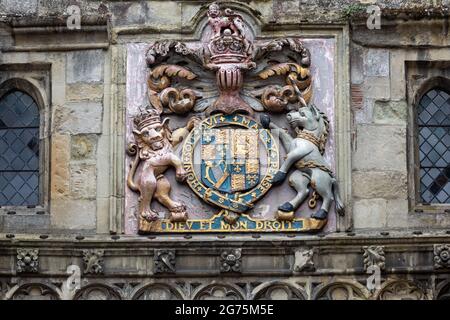 Nahaufnahme des königlichen Wappens, das am 11. Juli 2021 in das High Street Gate in Salisbury, Wiltshire, Großbritannien, gehauen wurde Stockfoto