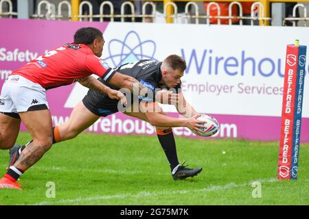 Castleford, Großbritannien. Juli 2021. Brad Martin von Castleford Tigers versucht es während der Rugby League Betfred Super League Castleford Tigers gegen Salford Red Devils im Mend-A-Hose Stadium, Castleford, Großbritannien Credit: Dean Williams/Alamy Live News Stockfoto