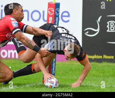 Castleford, Großbritannien. Juli 2021. Brad Martin von Castleford Tigers versucht es während der Rugby League Betfred Super League Castleford Tigers gegen Salford Red Devils im Mend-A-Hose Stadium, Castleford, Großbritannien Credit: Dean Williams/Alamy Live News Stockfoto