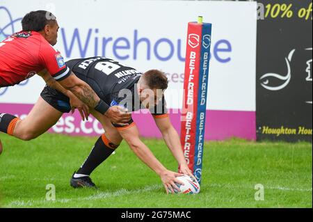 Castleford, Großbritannien. Juli 2021. Brad Martin von Castleford Tigers versucht es während der Rugby League Betfred Super League Castleford Tigers gegen Salford Red Devils im Mend-A-Hose Stadium, Castleford, Großbritannien Credit: Dean Williams/Alamy Live News Stockfoto