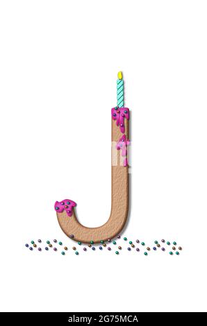 Der Buchstabe J, aus dem Alphabet-Set Happy Birthday, ist braun mit kuchenähnlicher Strukturfüllung. Letter ist mit rosa Zuckerguss vereist und mit winzigen ca. Stockfoto