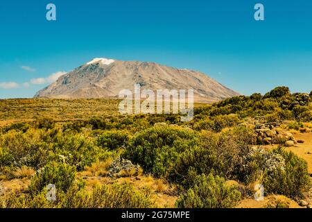 Malerische Aussicht auf den Kilimanajro gegen den Himmel von der Marangu Route, Tansania Stockfoto