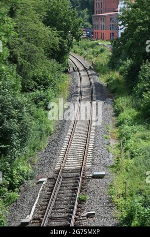 Eingleisige Eisenbahnstrecke bei Vlotho in Nordrhein-Westfalen Stockfoto