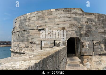 Nahaufnahme des Round Tower A denkmalgeschütztes Gebäude in Old Portsmouth. Eine Wahrzeichen Steinbefestigung Meeresverteidigung. Portsmouth, Hampshire, Großbritannien Stockfoto