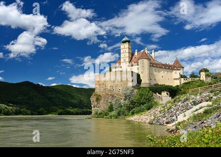 Schönbühat An Der Donau. Landschaft des Reiseziels in Wachau in Niederösterreich. Konzept für alte und schöne Architektur und Sightseeing in Europa Stockfoto