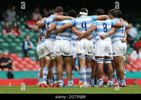 Argentinische Spieler huddeln. Rugby international Friendly , Wales gegen Argentinien, Sommerspiel im Fürstentum Stadium in Cardiff am Samstag, den 10. Juli 2021. Bild von Andrew Orchard/Andrew Orchard Sportfotografie Stockfoto