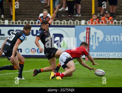 Castleford, Großbritannien. Juli 2021. Matt Costello von Salford Red Devils punktet beim Betfred Super League-Spiel zwischen Castleford Tigers V Salford Red Devils am 11. Juli 2021 bei der Wundheilung A Hose Jungle, Castleford, West Yorkshire. Kredit: Craig Cresswell/Alamy Live Nachrichten Stockfoto