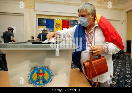 Bukarest, Rumänien. Juli 2021. Ein in Rumänien lebender moldawischer Bürger wählt in einem Wahllokal in Bukarest, Rumänien, den 11. Juli 2021. Rund 3 Millionen Wähler der Republik Moldau sind am Sonntag aufgerufen, ihre Stimme bei vorgezogenen Parlamentswahlen abzusetzen, bei denen 20 politische Parteien, zwei Blöcke und ein unabhängiger Kandidat gegeneinander antreten. Quelle: Cristian Cristel/Xinhua/Alamy Live News Stockfoto