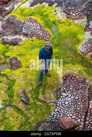 Dunbar, East Lothian, Schottland, Großbritannien, 11. Juli 2021. European Stone Stacking Championship: Am zweiten und letzten Tag treten die Landkünstler in einer künstlerischen Herausforderung an, in der sie 4 Stunden Zeit haben, um eine Felsskulptur zu erschaffen. Im Bild: Teilnehmer Mark Anthony Haden Ford Stockfoto