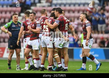 Wigan, Großbritannien. Juli 2021. Wigan-Spieler feiern den Gewinn von Huddersfield 16-12 in Wigan, Großbritannien am 7/11/2021. (Foto von Craig Thomas/News Images/Sipa USA) Quelle: SIPA USA/Alamy Live News Stockfoto