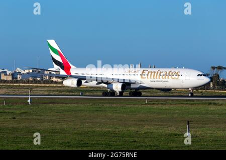 Emirates Airbus A340-313 [A6-ERM], der nach einem kurzen Flug aus Tunis nach Dubai abfliegt. Stockfoto