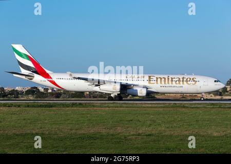 Emirates Airbus A340-313 [A6-ERM], der nach einem kurzen Flug aus Tunis nach Dubai abfliegt. Stockfoto