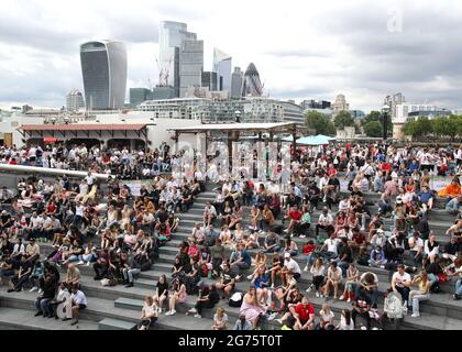 Das Tennisspiel der Männer von Wimbledon wird auf einer Großleinwand in der Nähe der Tower Bridge, London, vor dem UEFA Euro 2020-Finale zwischen Italien und England beobachtet. Bilddatum: Sonntag, 11. Juli 2021. Stockfoto