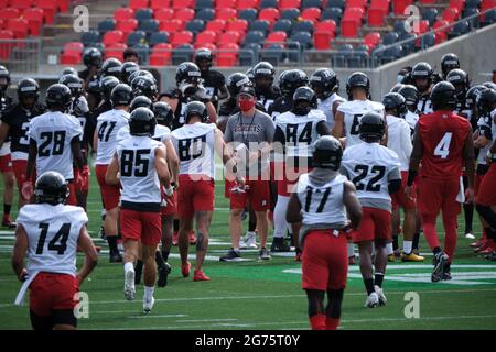 Ottawa, Kanada. Juli 2021. Spieler, die Übungen machen, während die Ottawa REDBLACKS der Canadian Football League (CFL) ihr Trainingslager auf dem TD-Platz eröffnen, um die Saison 2021 zu eröffnen. Nachdem die CFL die gesamte letzte Saison aufgrund der Pandemie eingestellt hat, wird sie diese Saison gemäß dem genehmigten Protokoll spielen. Kredit: Meanderingemu/Alamy Live Nachrichten Stockfoto