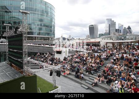 Das Tennisspiel der Männer von Wimbledon wird auf einer Großleinwand in der Nähe der Tower Bridge, London, vor dem UEFA Euro 2020-Finale zwischen Italien und England beobachtet. Bilddatum: Sonntag, 11. Juli 2021. Stockfoto
