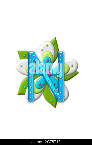 N, im Alphabet-Set 'Petal Points', ist mit weißen 3D-Perlen verziert. Sie setzt sich auf eine koordinierende Blume mit grünen Blättern. Stockfoto