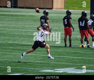 Ottawa, Kanada. Juli 2021. WR Daniel Petermann erwischen einen Pass, während die Spieler durch Übungen gehen, während die Ottawa REDBLACKS der Canadian Football League (CFL) ihr Trainingslager auf dem TD-Platz eröffnen, während sie die Saison 2021 eröffnen werden. Nachdem die CFL die gesamte letzte Saison aufgrund der Pandemie eingestellt hat, wird sie diese Saison gemäß dem genehmigten Protokoll spielen. Kredit: Meanderingemu/Alamy Live Nachrichten Stockfoto