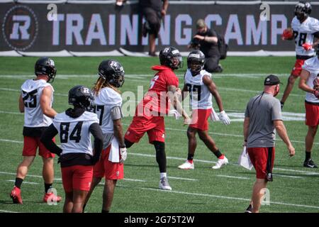 Ottawa, Kanada. Juli 2021. Matts Nichols (16) schließt sich dem Team in Übungen an, als die Ottawa REDBLACKS der Canadian Football League (CFL) ihr Training Camp auf dem TD-Platz eröffnen, um die Saison 2021 zu eröffnen. Nachdem die CFL die gesamte letzte Saison aufgrund der Pandemie eingestellt hat, wird sie diese Saison gemäß dem genehmigten Protokoll spielen. Kredit: Meanderingemu/Alamy Live Nachrichten Stockfoto