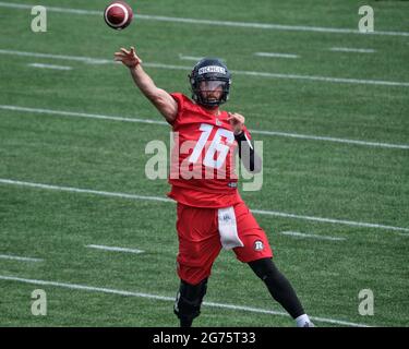 Ottawa, Kanada. Juli 2021. Off-Season Signing Quarterback Matt Nichols (16) schließt sich den Spielern an, die durch Übungen gehen, während die Ottawa REDBLACKS der Canadian Football League (CFL) ihr Training Camp am TD Place eröffnen, während sie die Saison 2021 eröffnen. Nachdem die CFL die gesamte letzte Saison aufgrund der Pandemie eingestellt hat, wird sie diese Saison gemäß dem genehmigten Protokoll spielen. Kredit: Meanderingemu/Alamy Live Nachrichten Stockfoto