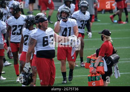 Ottawa, Kanada. Juli 2021. Offensivlinen Tyler Catalina (63) schließt sich den Spielern an, die durch Übungen gehen, während die Ottawa REDBLACKS der Canadian Football League (CFL) ihr Trainingslager auf dem TD-Platz eröffnen, während sie die Saison 2021 eröffnen. Nachdem die CFL die gesamte letzte Saison aufgrund der Pandemie eingestellt hat, wird sie diese Saison gemäß dem genehmigten Protokoll spielen. Kredit: Meanderingemu/Alamy Live Nachrichten Stockfoto