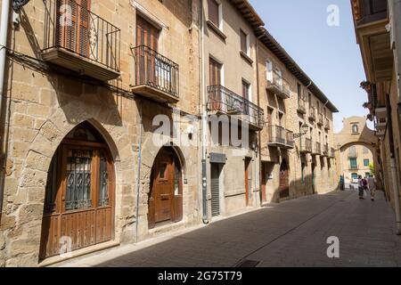 Olite ist eine mittelalterliche und wunderschöne Stadt in der Provinz Navarra, Spanien Stockfoto
