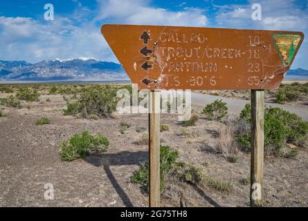 Wegweiser am Pony Express Trail, an der Granite Ranch Road, Deep Creek Range in der Ferne, durch Great Salt Lake Desert, Great Basin, Utah, USA Stockfoto