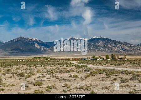 Granite Ranch, Siedlung an der Granite Ranch Road, Deep Creek Range in der Ferne, durchquert Great Salt Lake Desert, Great Basin, Utah, USA Stockfoto