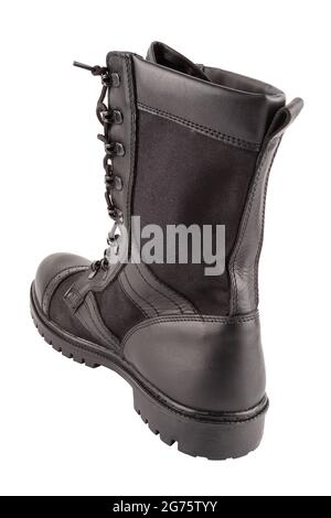 Neuer schwarzer leichter Militärstiefel isoliert auf weißem Hintergrund, senkrecht stehend, Blick von hinten. Stockfoto