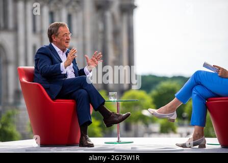 Berlin, Deutschland. Juli 2021. Armin Laschet, Ministerpräsident von Nordrhein-Westfalen, Bundesvorsitzender der CDU und Kanzlerkandidat, spricht beim ARD-Sommerinterview auf der Terrasse des Marie-Elisabeth-Lüders-Hauses. Quelle: Christophe Gateau/dpa/Alamy Live News Stockfoto