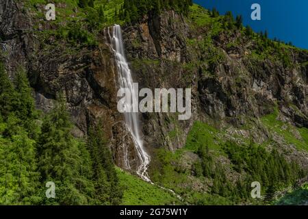 Schleierfall Wasserfall bei Sportgastein Platz zwischen großen farbigen Sommerbergen Stockfoto