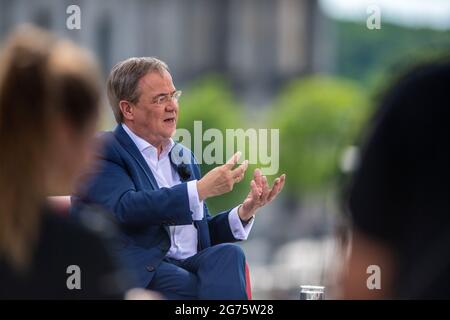 Berlin, Deutschland. Juli 2021. Armin Laschet, Ministerpräsident von Nordrhein-Westfalen, Bundesvorsitzender der CDU und Kanzlerkandidat, spricht beim ARD-Sommerinterview auf der Terrasse des Marie-Elisabeth-Lüders-Hauses. Quelle: Christophe Gateau/dpa/Alamy Live News Stockfoto