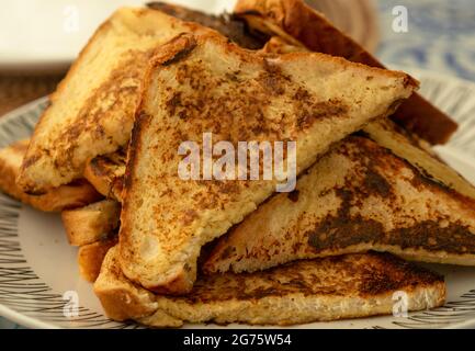 Ein Stapel französischer Toast, der auf einem weißen Teller zum Frühstück oder Brunch serviert wird Stockfoto