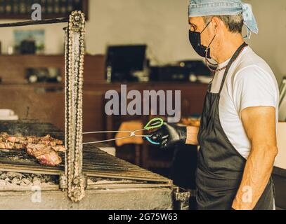 Chef in Face Mask arbeitet Stockfoto