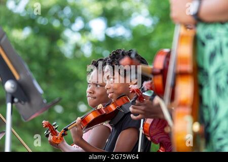 Detroit, Michigan - Schüler der Duke Ellington Grundschule, Teil des Detroit Public School Systems, spielen Geige in einer Gemeinschaft von Kunst und Musik Stockfoto