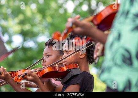 Detroit, Michigan - Schüler der Duke Ellington Grundschule, Teil des Detroit Public School Systems, spielen Geige in einer Gemeinschaft von Kunst und Musik Stockfoto