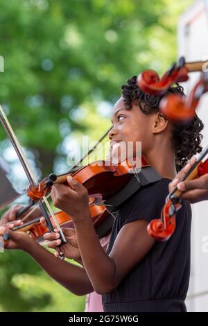 Detroit, Michigan - Schüler der Duke Ellington Grundschule, Teil des Detroit Public School Systems, spielen Geige in einer Gemeinschaft von Kunst und Musik Stockfoto