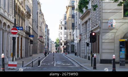 Die ruhigen Straßen der City of London am Morgen. London - 11. Juli 2021 Stockfoto