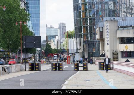 Temporäre Sicherheitsbarrieren an der Blackfriars Bridge, um Fußgänger und Fahrzeuge zu trennen. London Stockfoto