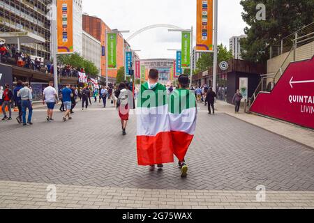 London, Großbritannien. Juli 2021. Italienische Fußballfans kommen vor dem Finale der EM 2020 in England gegen Italien im Wembley-Stadion an. (Kredit: Vuk Valcic / Alamy Live News) Stockfoto