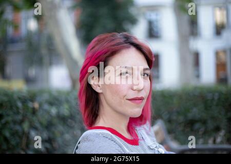 Reife Frau mit Sommersonnenflecken auf der Haut in die Kamera schauen Stockfoto