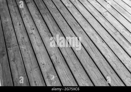 Nahaufnahme einer hölzernen Veranda im Hintergrund. Stockfoto