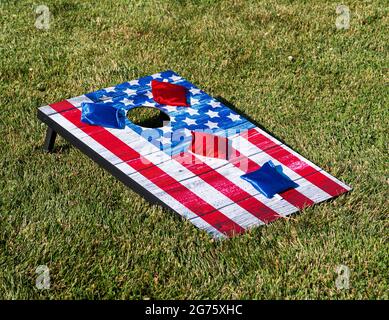 Rot weiß und blau Cornhole Spiel mit Sternen, wie eine amerikanische Flagge mit Bohnenbeuteln aussehen. Stockfoto