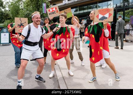 London, Großbritannien. 11. Juli 2021. Extinction Rebellion und Fossil Free London protestieren vor dem Wimbledon Tennis Court, um HSBC nicht mehr in fossile Brennstoffe zu investieren Stockfoto