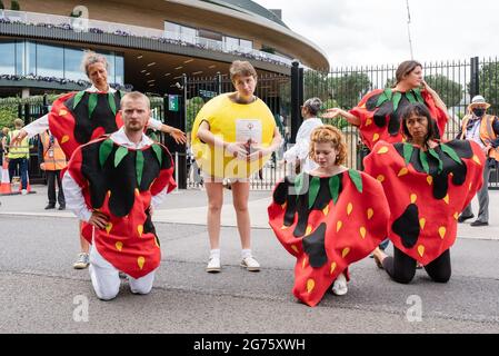 London, Großbritannien. 11. Juli 2021. Extinction Rebellion und Fossil Free London protestieren vor dem Wimbledon Tennis Court, um HSBC nicht mehr in fossile Brennstoffe zu investieren Stockfoto